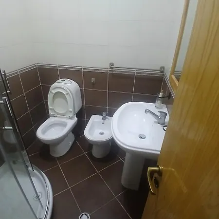 Alloggio in famiglia Rana E Hedhun Llugani *